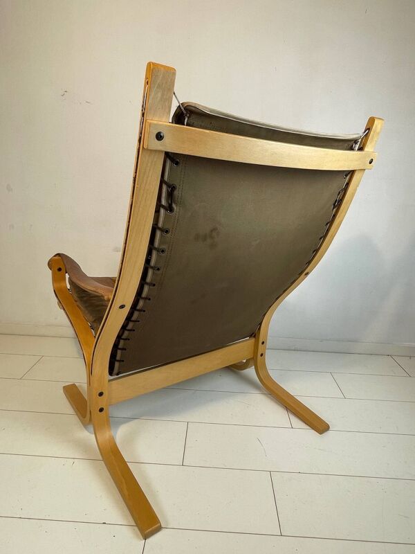 Belle chaise vintage Westnofa modèle Siesta par Ingmar Relling. Chaise Siësta en cuir. Belle patine.