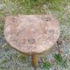 Tabouret tripode en bois brut
