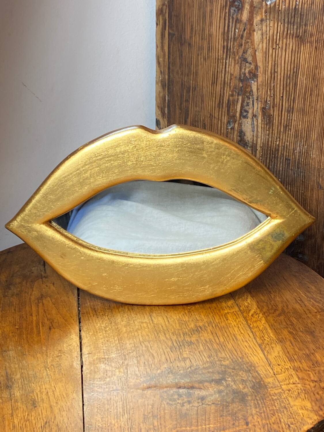 “Lips” mirror in plaster gilded with gold leaf