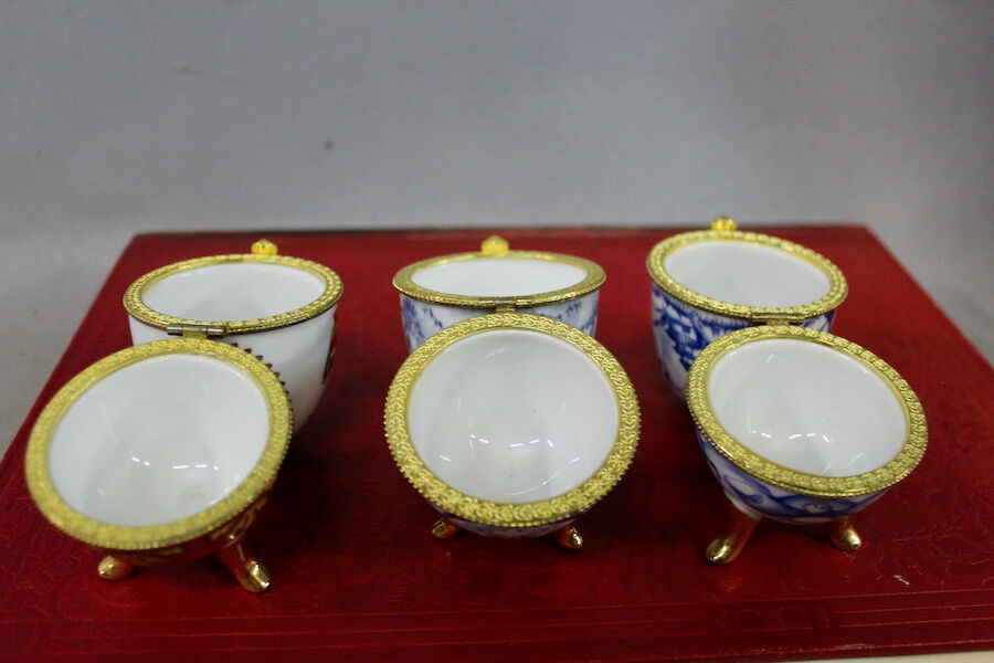 Porcelain egg-shaped boxes