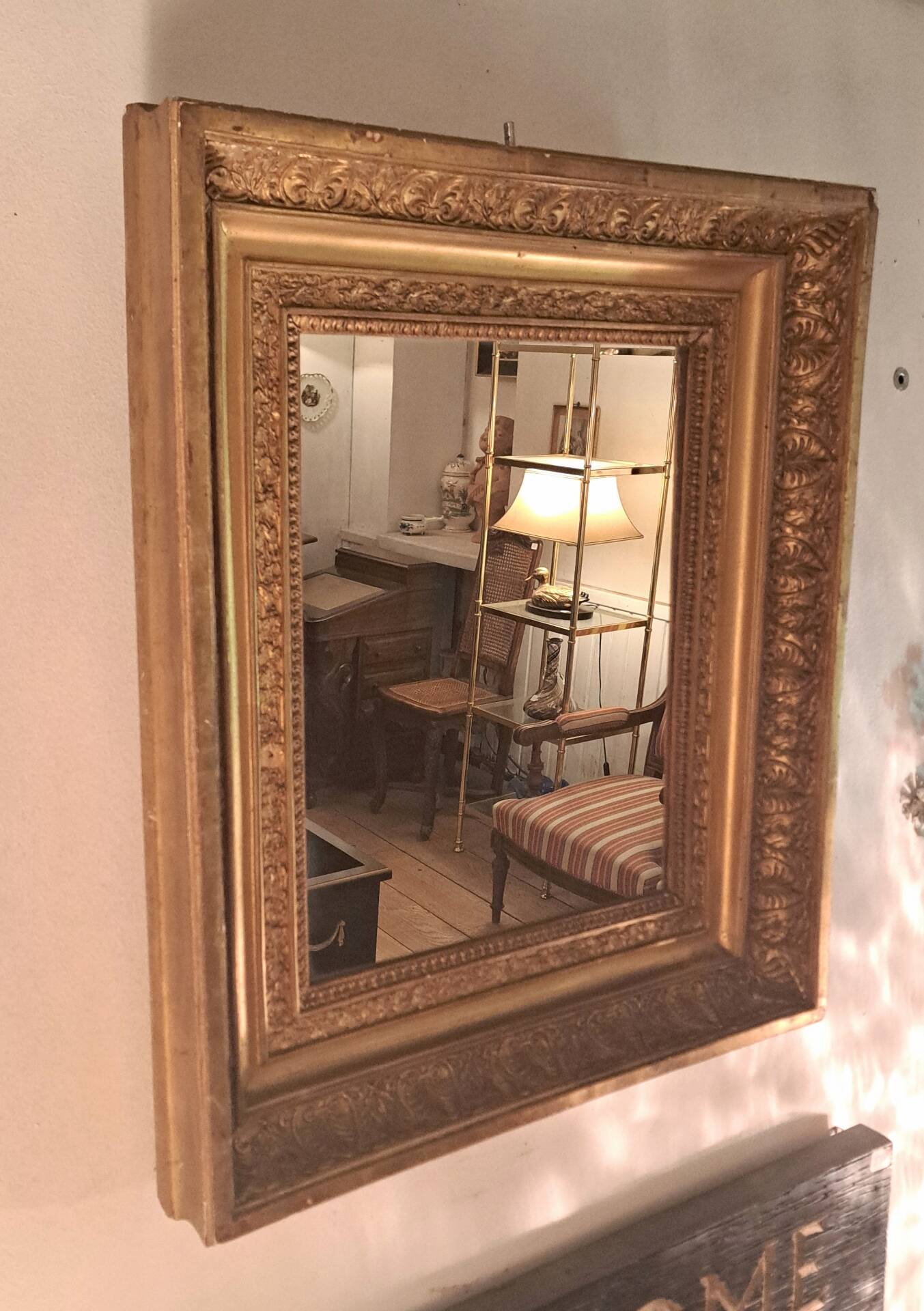 Miroir époque Restauration en bois doré à la feuille