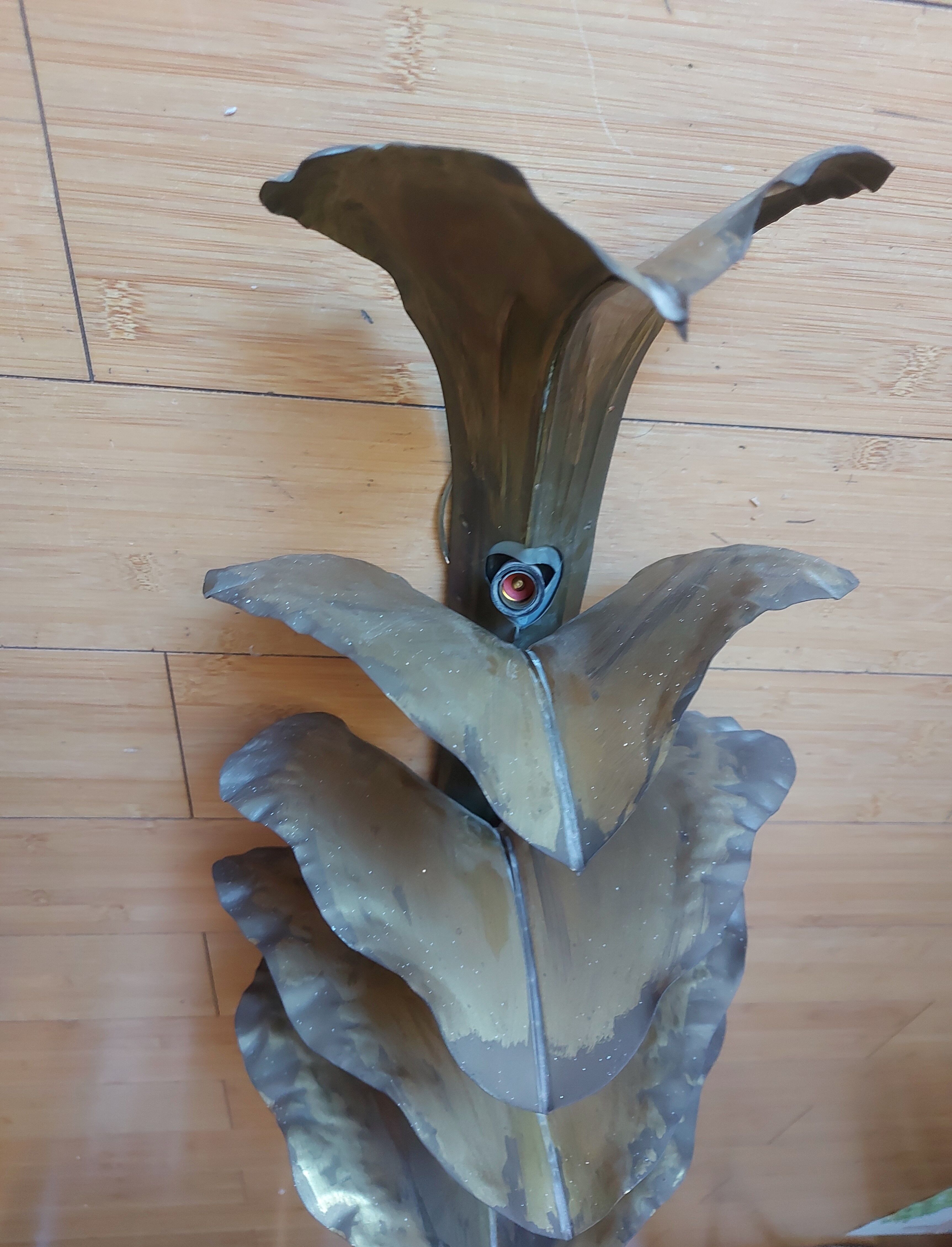 Wall lamp design in gilded metal, leaf décor