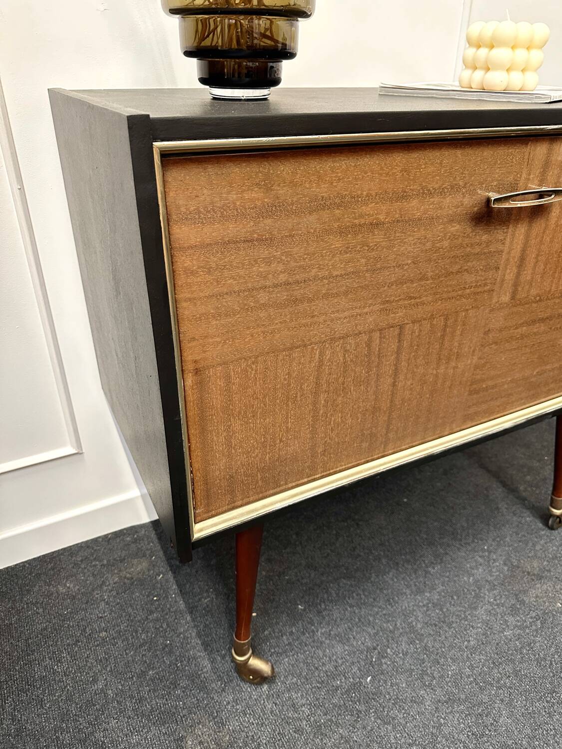 Bar cabinet with compass feet
