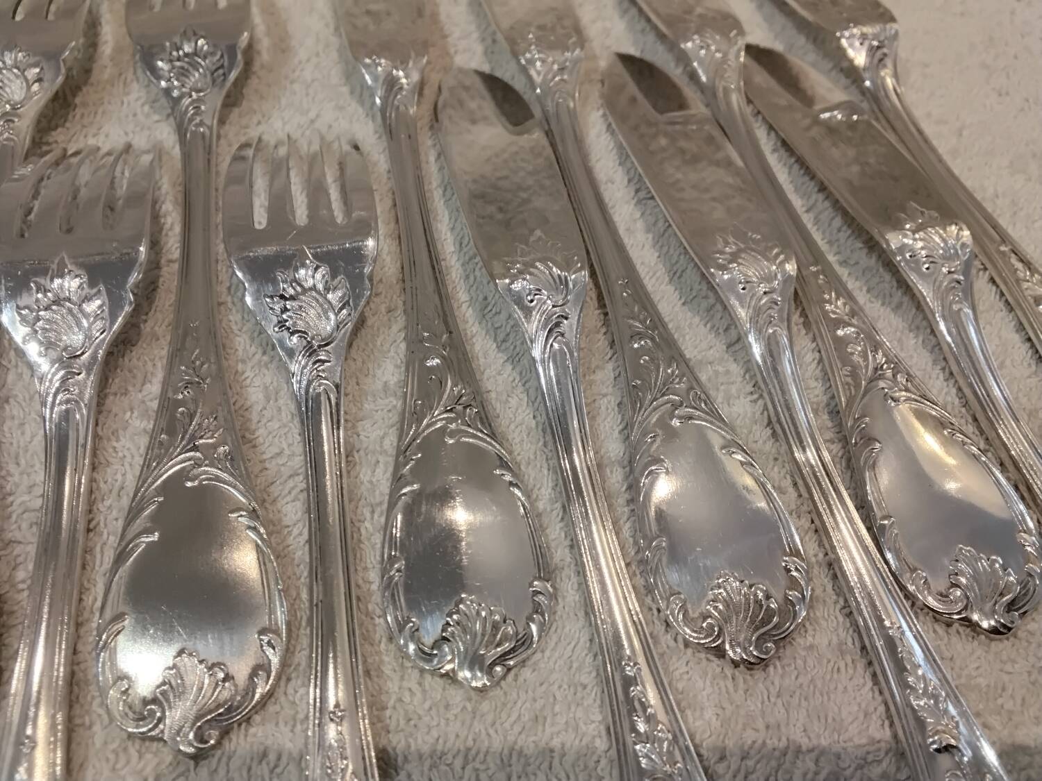 7 forks, 7 fish knives, silver-plated metal, Christofle Marly.
