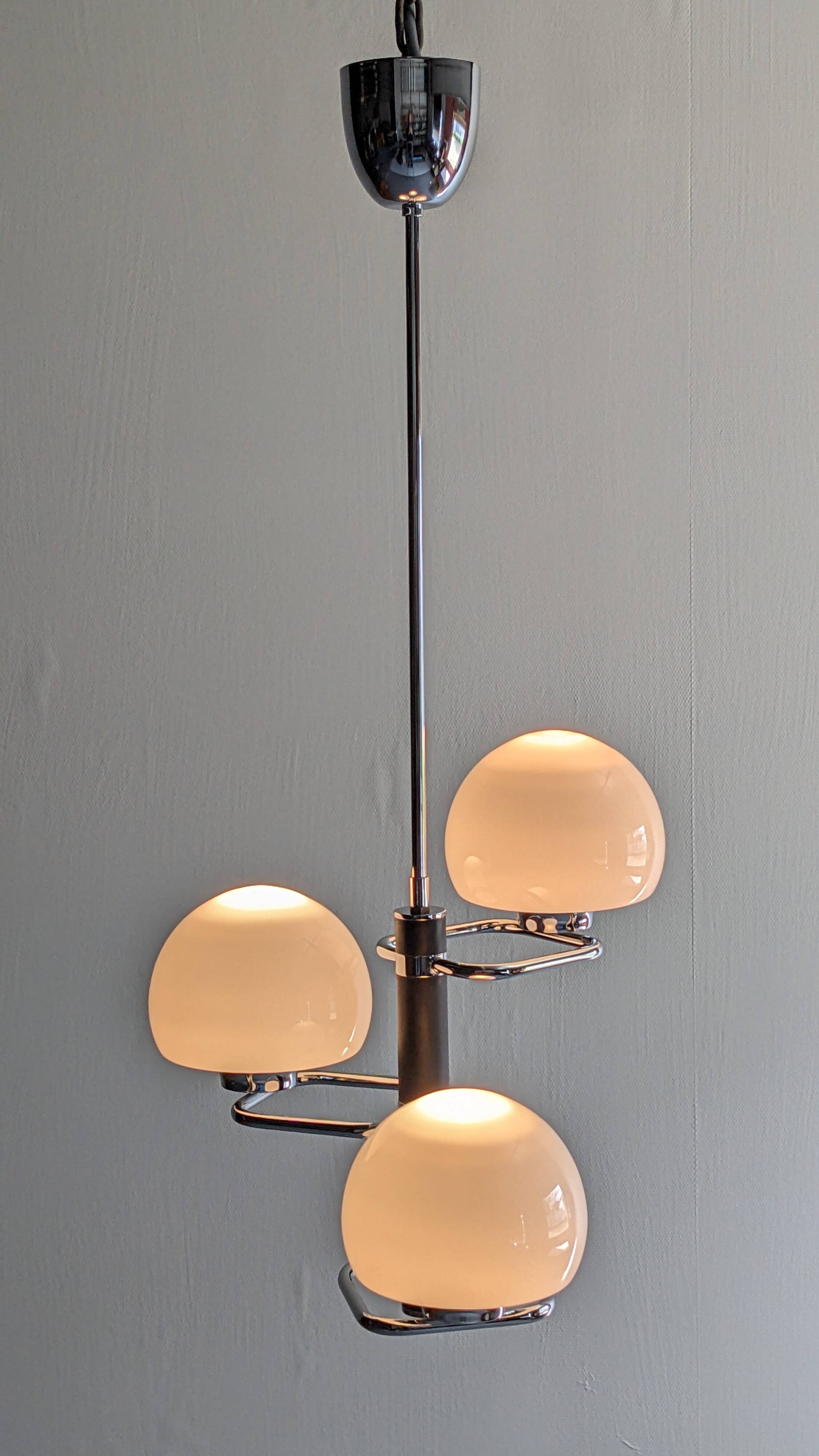 Lustre Space age with 3 lights in white opaline, Italy circa 1970.