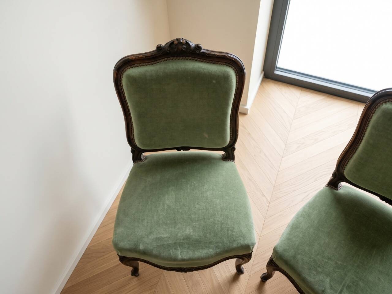 Set of antique living room furniture with a 3-seater sofa and 4 Louis XV armchairs.