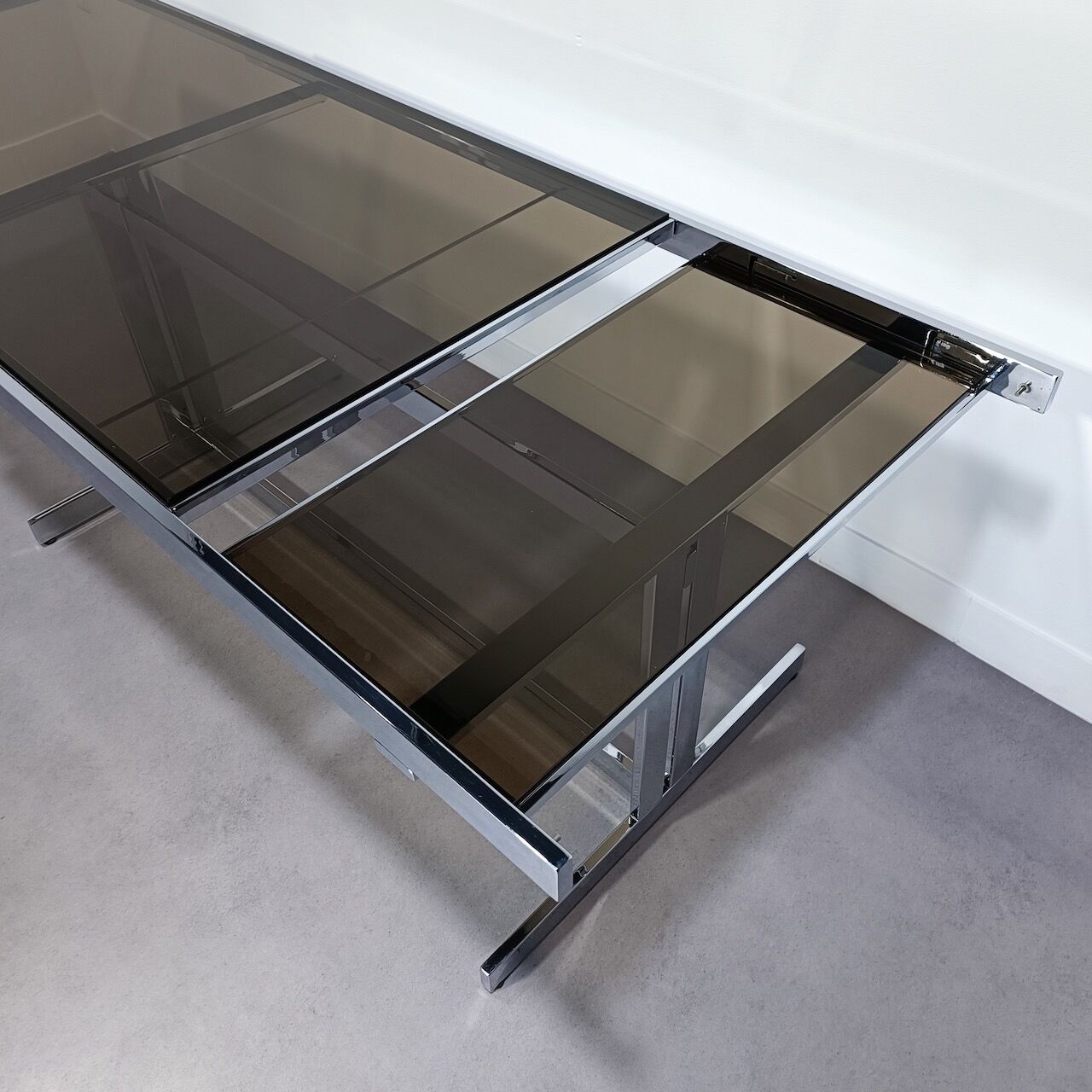 Extendable chrome dining table