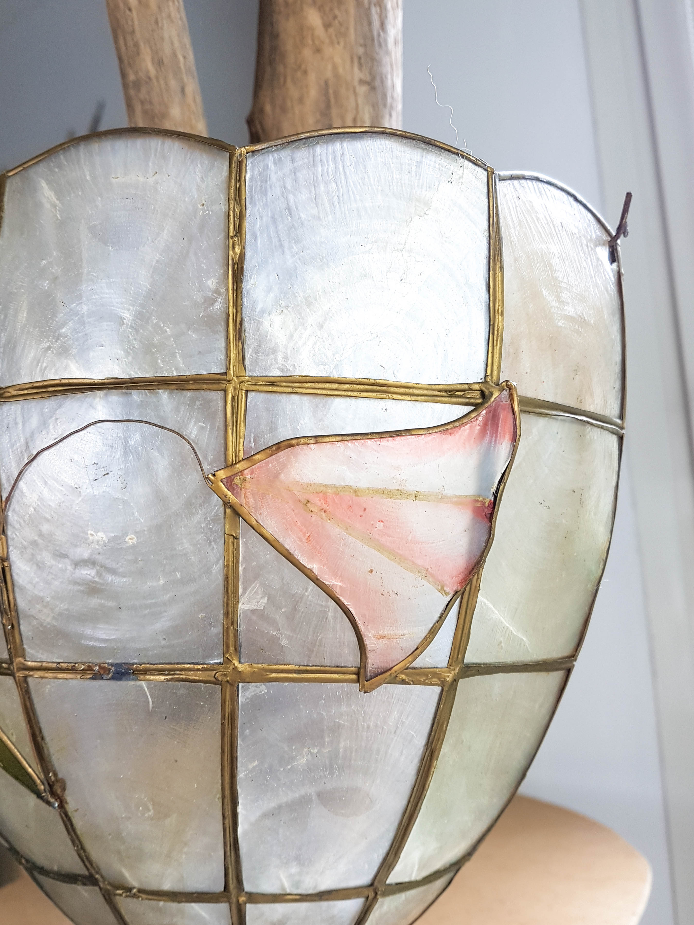Mother-of-pearl wall lamp