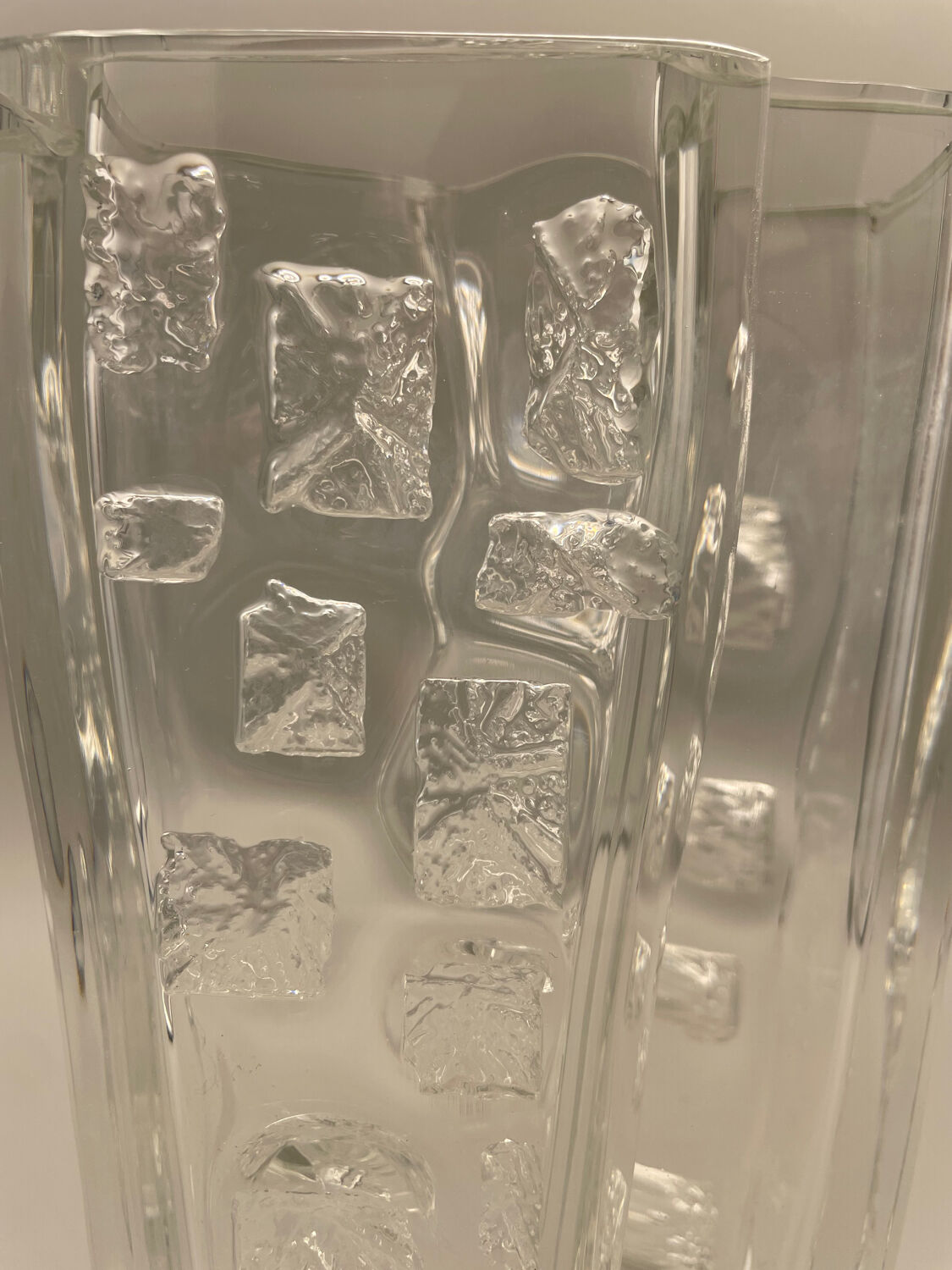 Vase en cristal épais Daum. Décor sculpté forme moderniste. 1960 - 70