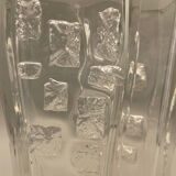 Vase en cristal épais Daum. Décor sculpté forme moderniste. 1960 - 70