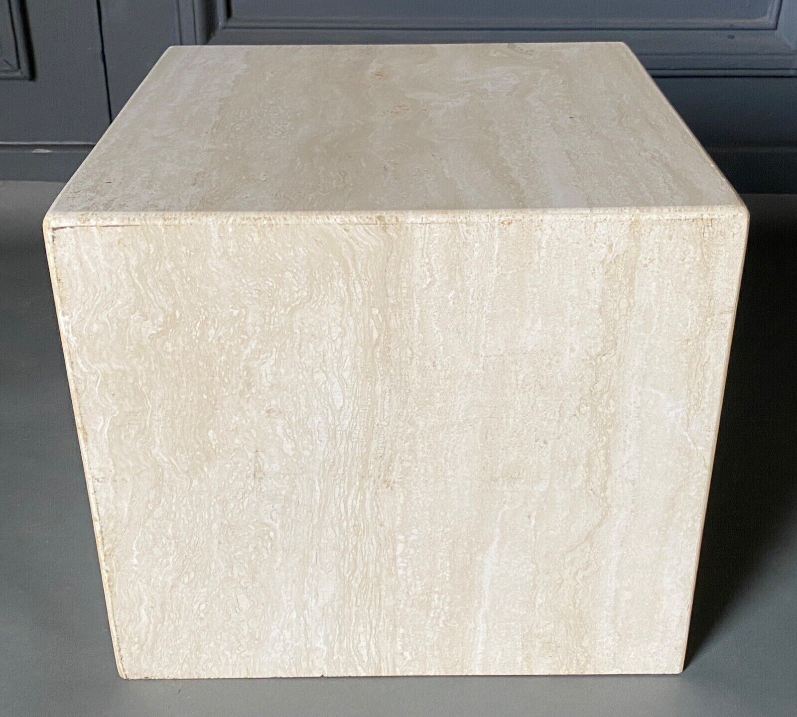 Cube en travertin table de chevet ou socle vers 1970-1980