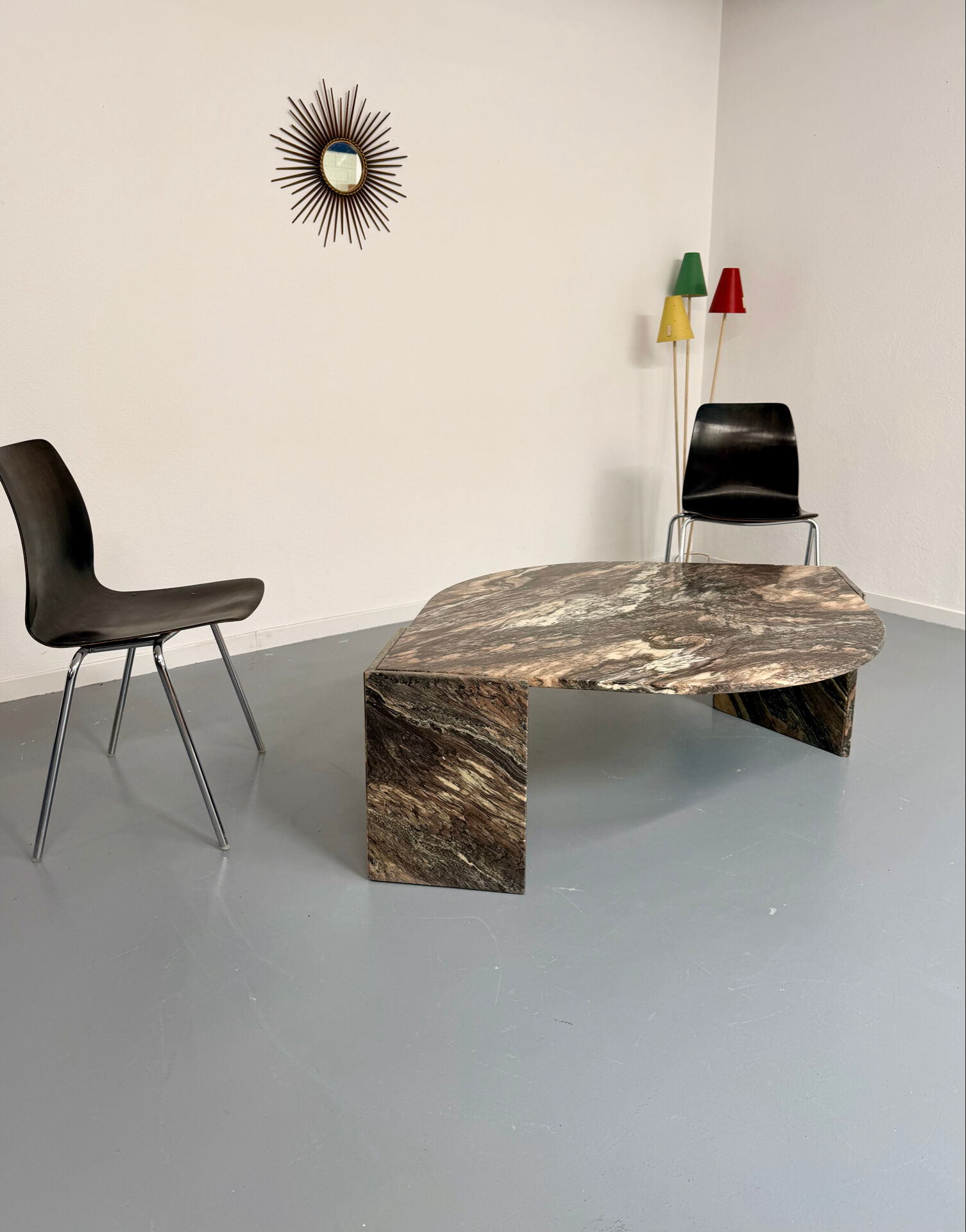 Sculptural coffee table eye veined marble Italian design 1970s