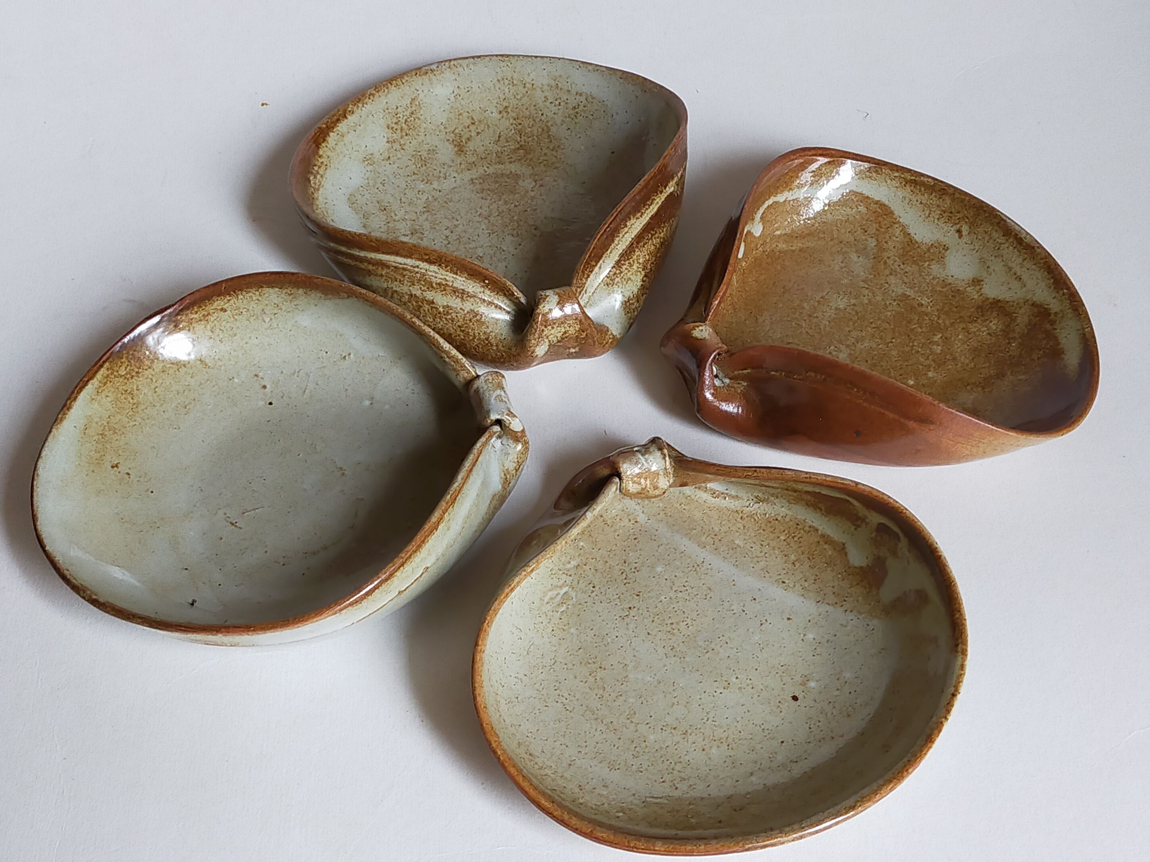 Huit ramequins "coquilles" grès de potier émaillé vintages