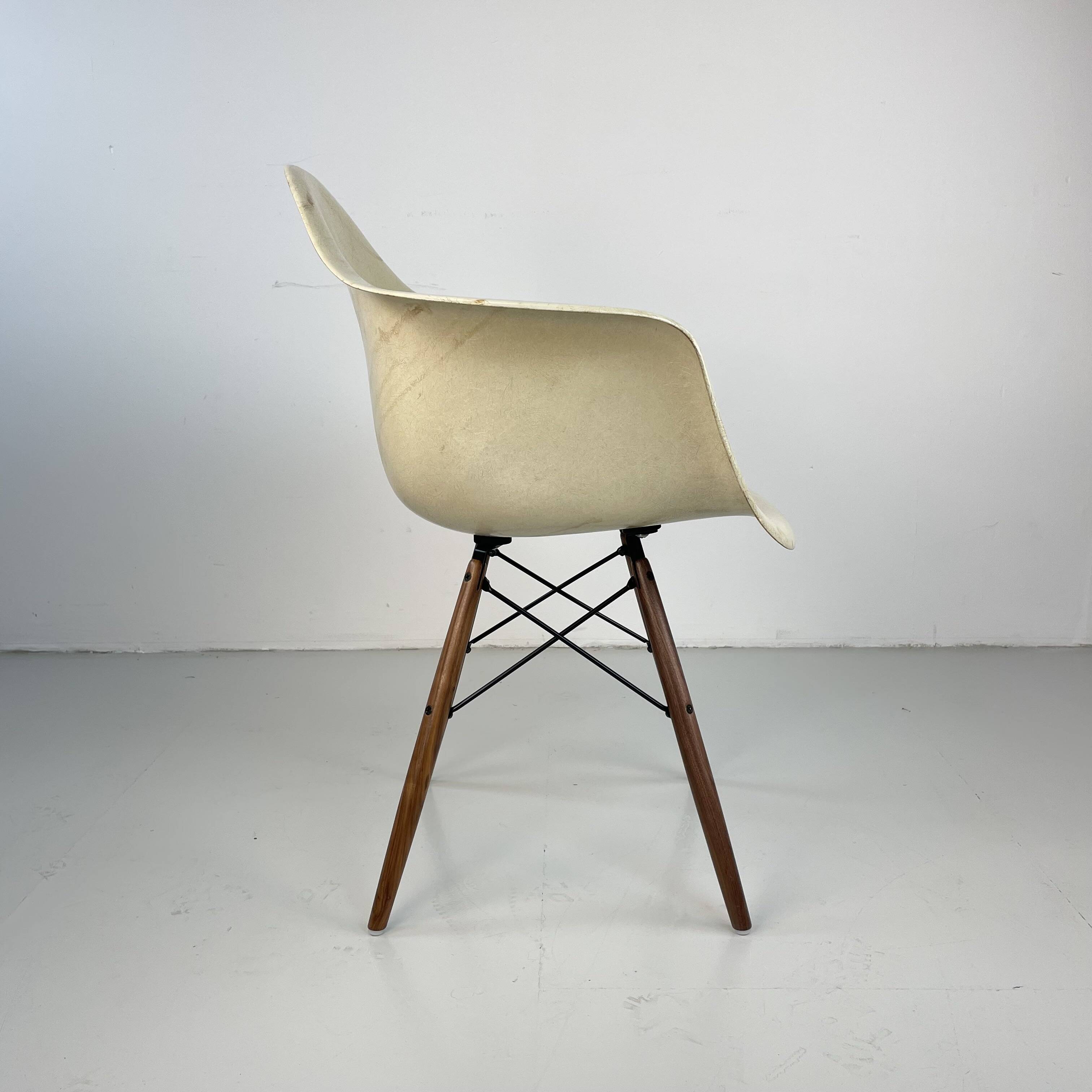 Chaise Eames Herman Miller DAW en fibre de verre parchemin / blanc