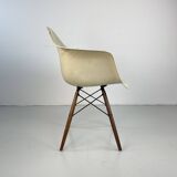 Eames Herman Miller DAW fibreglass chair in  parchment / white