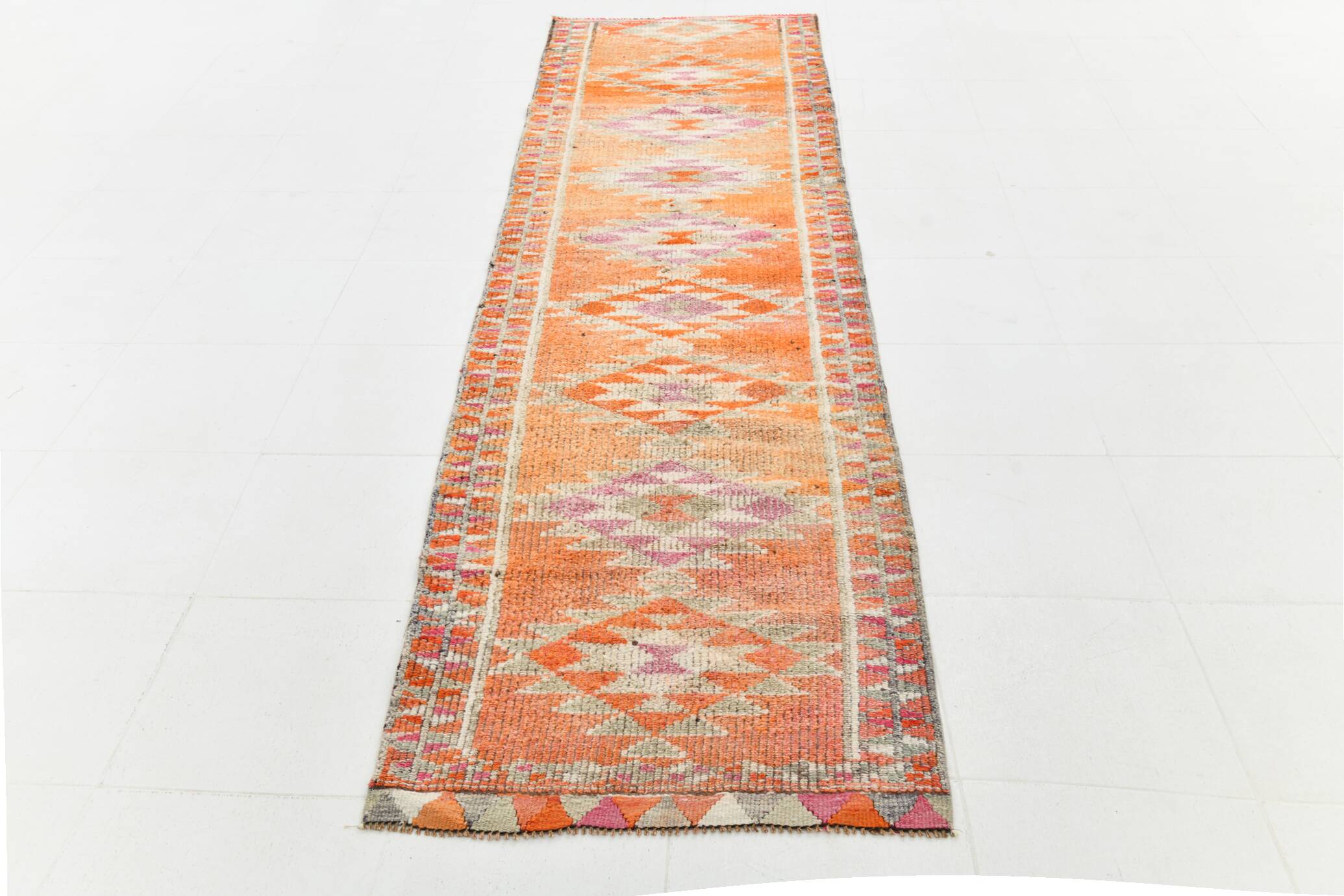 Tapis runner kilim vintage, style bohème, tons orange, rose et lilas pastel