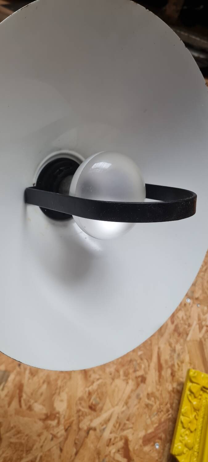 Suspension in beige enameled sheet metal