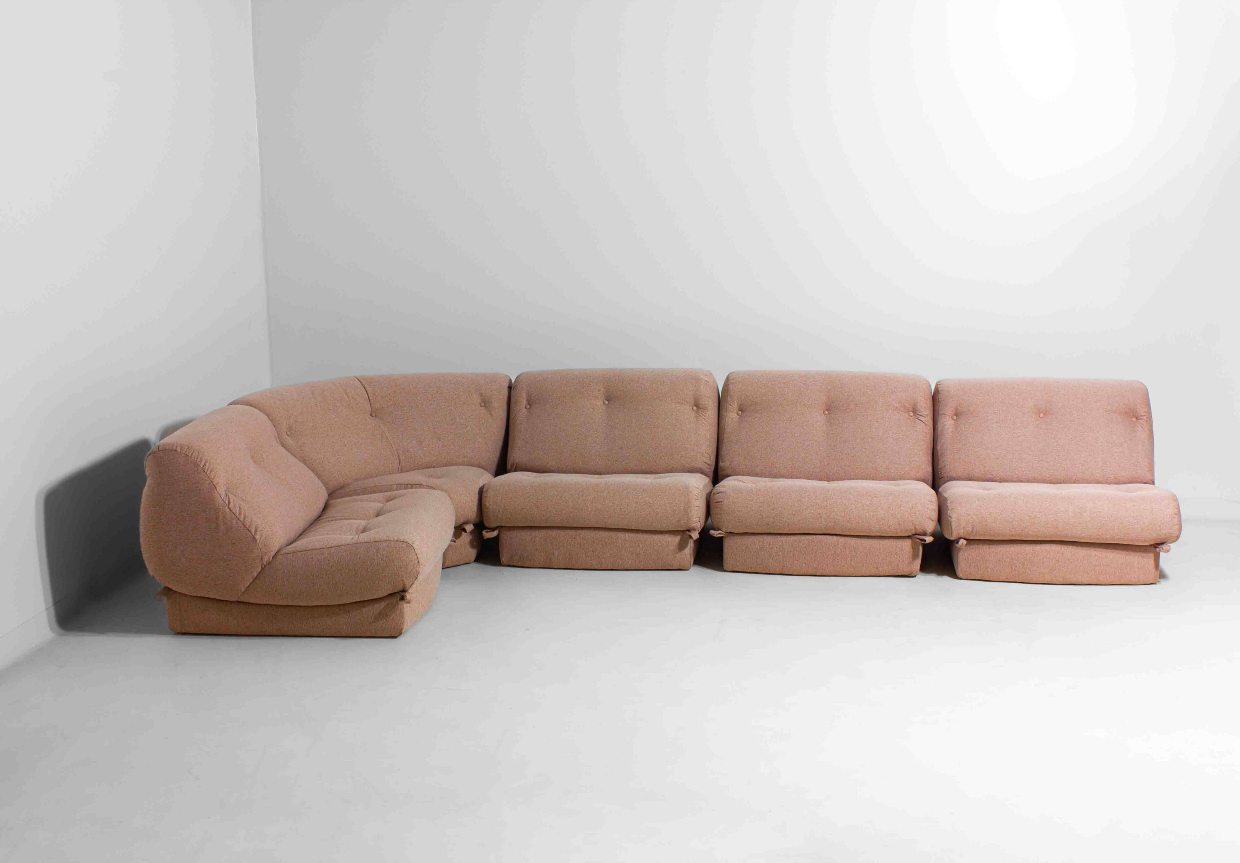 Nuvolone modular sofa in pink fabric by Rino Maturi, 1970s, 5 modules