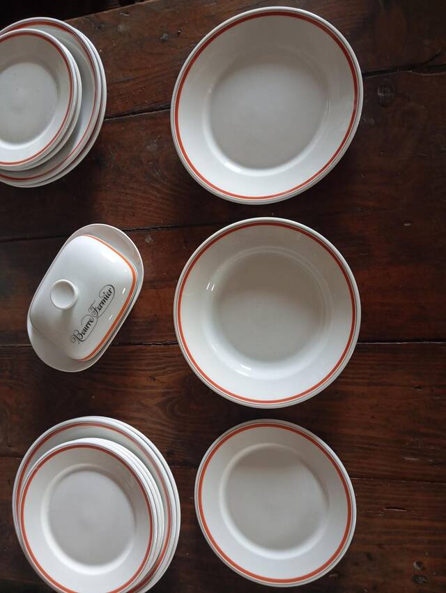 Very rare complete table service of 40 pieces – "Bistrot" model by Jacques Lobjoy for Auteuil porcelain, circa 1970.