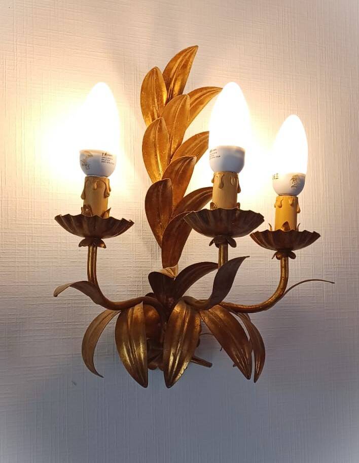 Vintage Italian Florentine wall light in golden bronze metal 1970