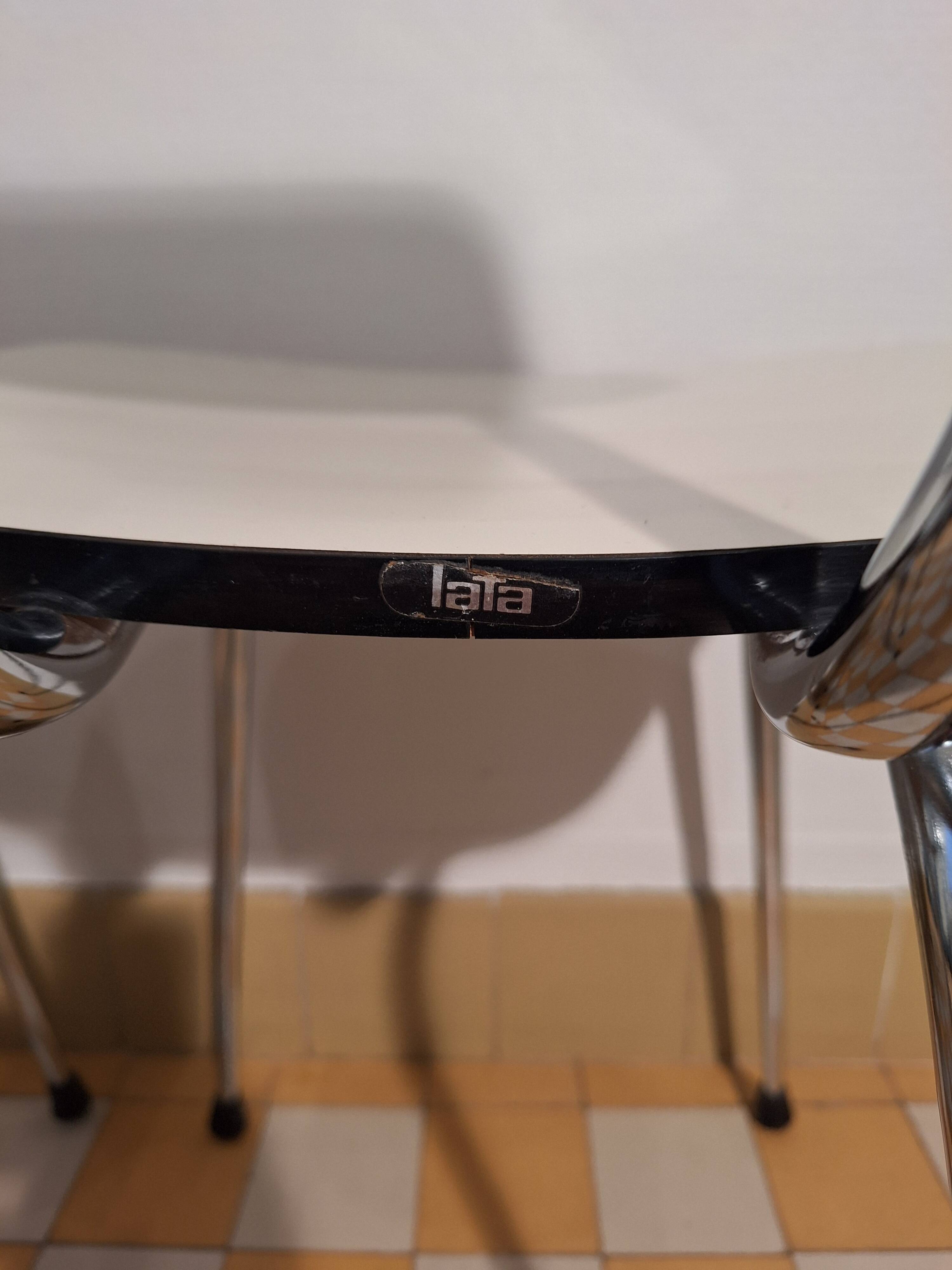 2 chaises en formica