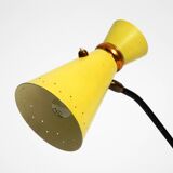 Grande lampe de table sur trépied de style mid-century moderne avec abat-jour diabolo jaune.