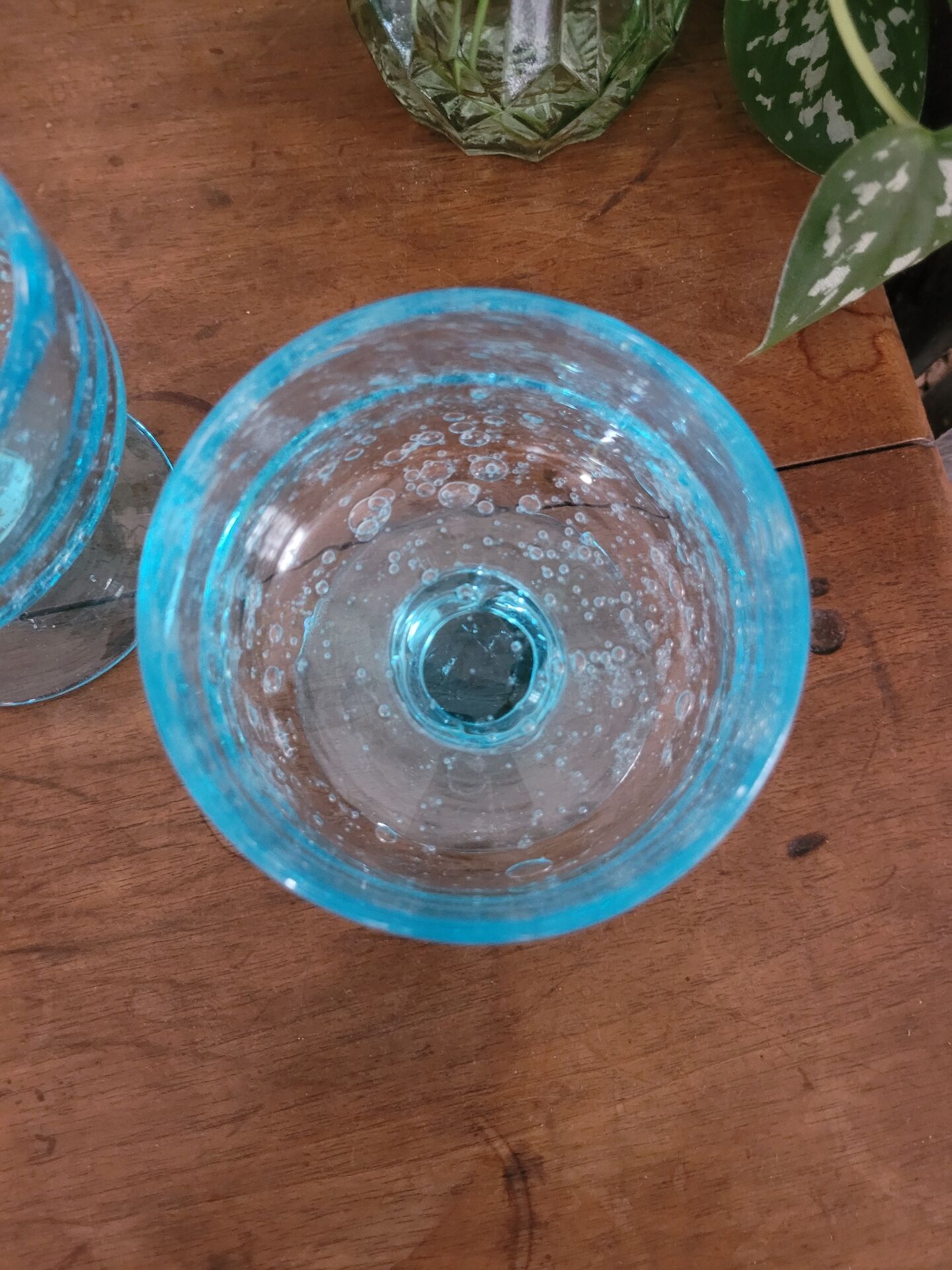 Coupes bleu en verre bullé