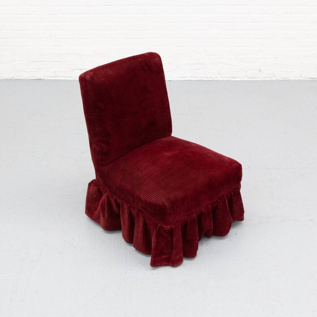 Fauteuil crapaud en velours côtelé rouge des années 1960