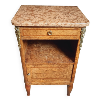 Chevet ancien de style Empire avec plateau en marbre rose et détails en lai