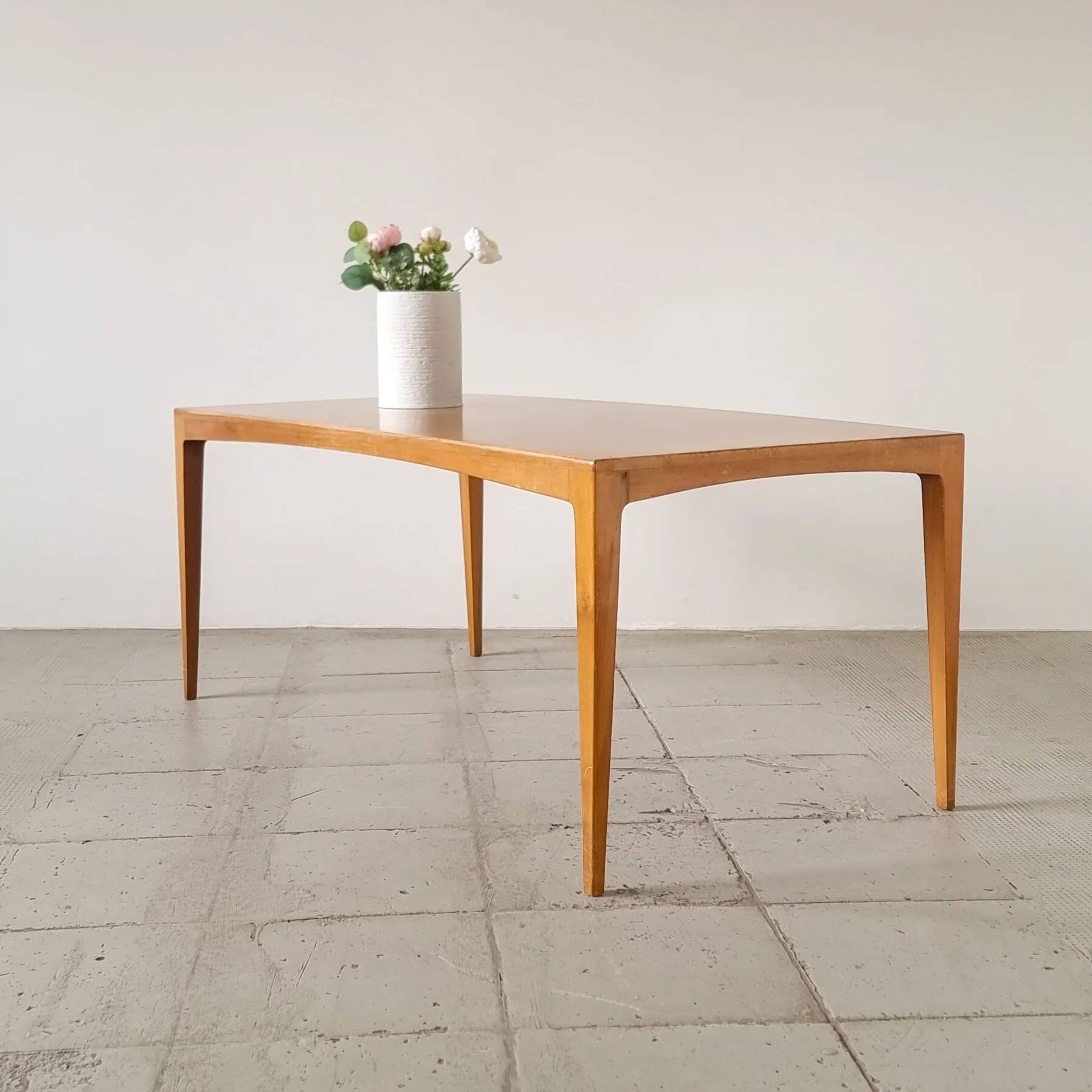 Table basse minimaliste mid-century