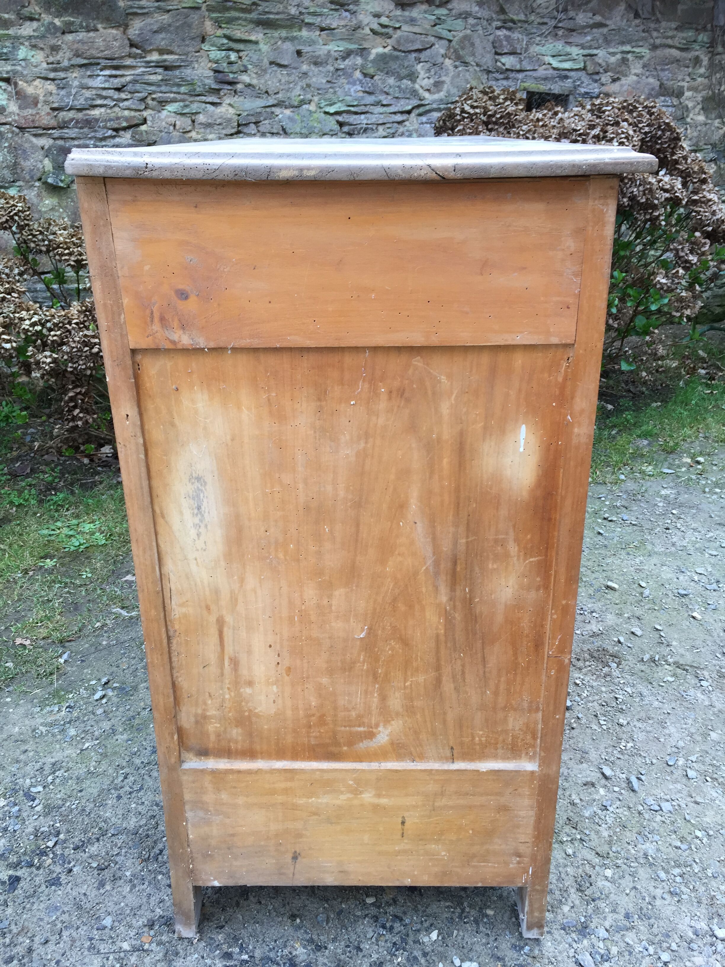 Buffet vintage parisien en bois de peuplier à 2 portes et 2 tiroirs.