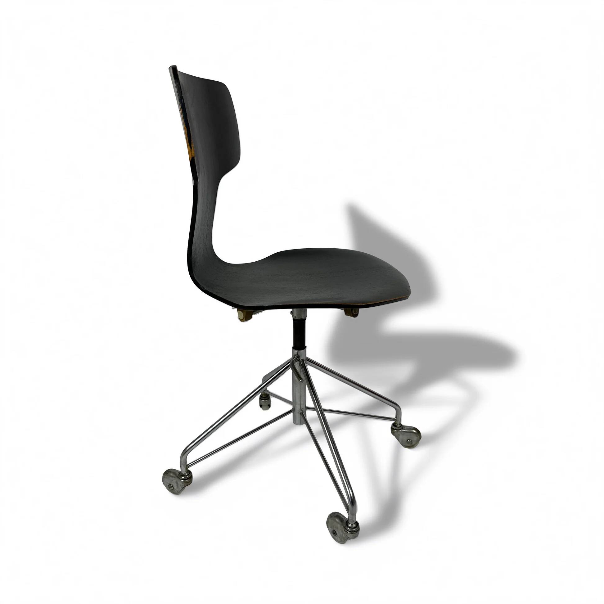 Vintage swivel office chair model 3113 from 1969 by Arne Jacobsen for Fritz Hansen