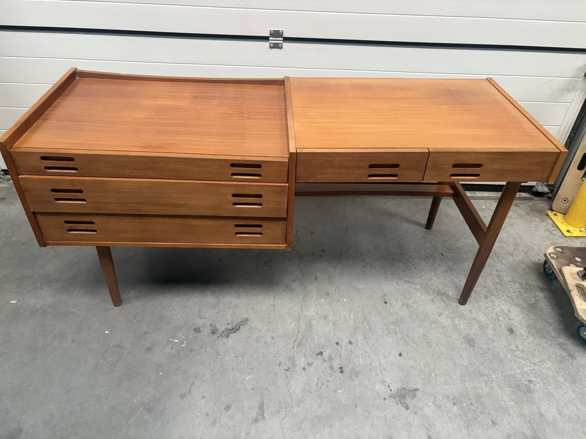 Bureau Scandinave midcentury à caisson et finition acajou