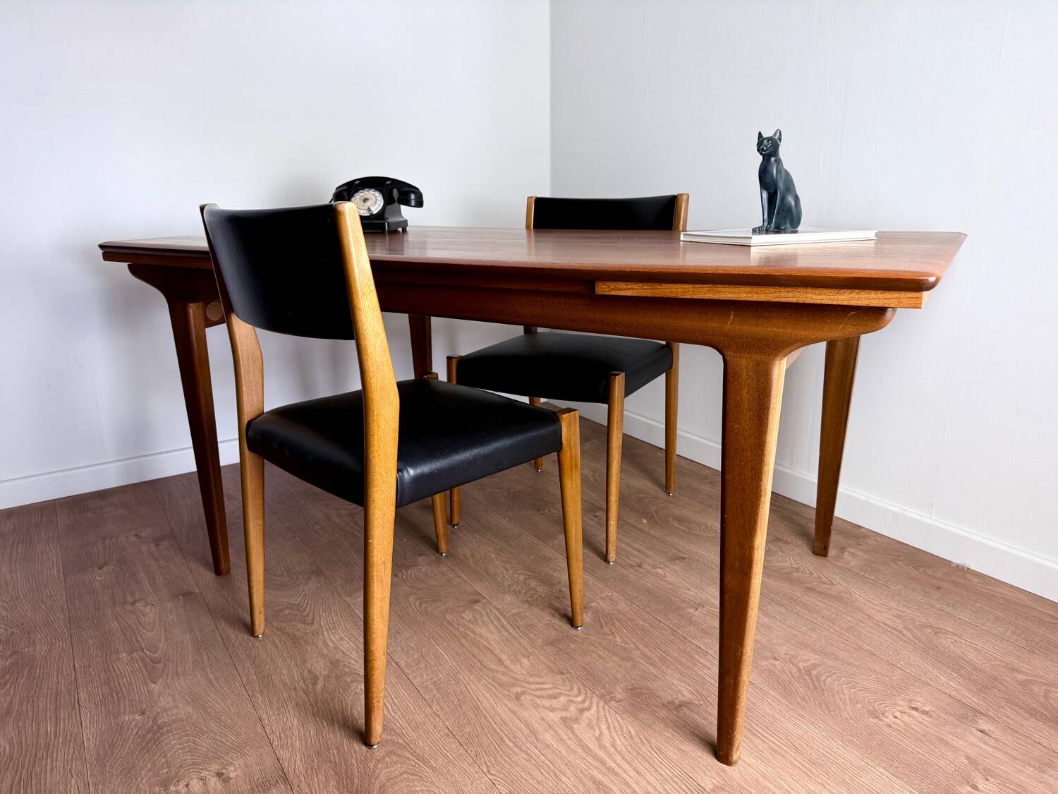 70s Scandinavian-inspired table with extensions