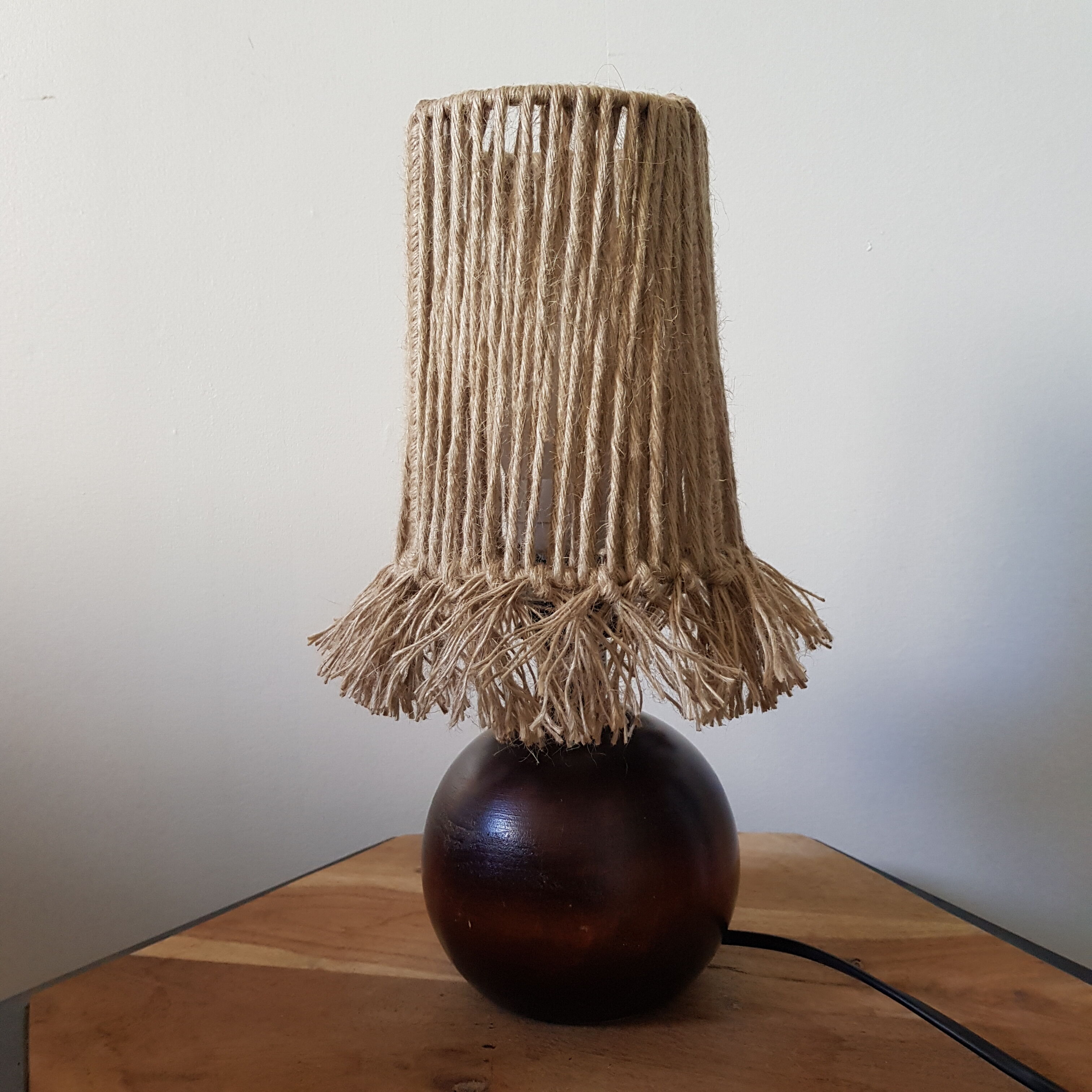 Lamp made of upcycled jute wire