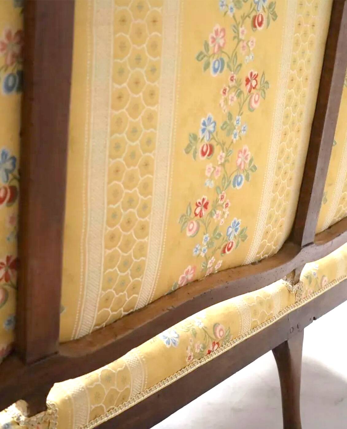 Natural wood canapé, moulded and carved, late 19th to early 20th century.