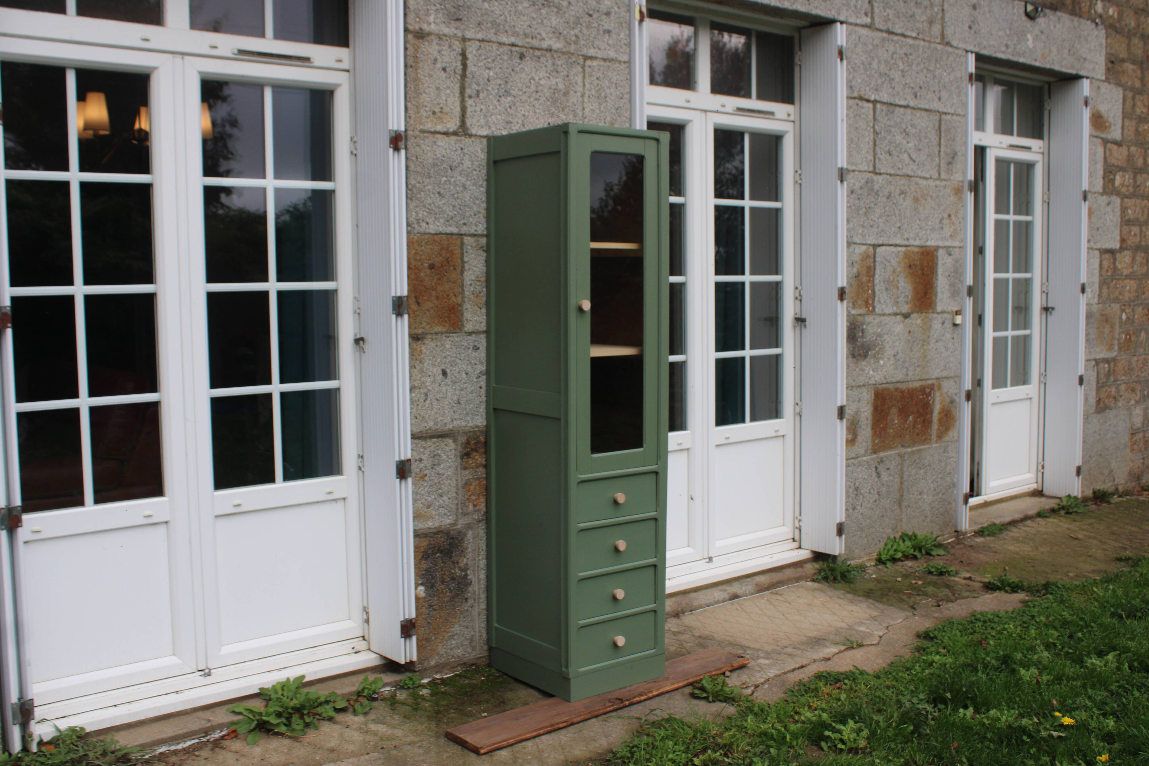 Vitrine haute vintage peinte en vert, rénovée