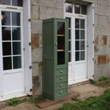 Vitrine haute vintage peinte en vert, rénovée