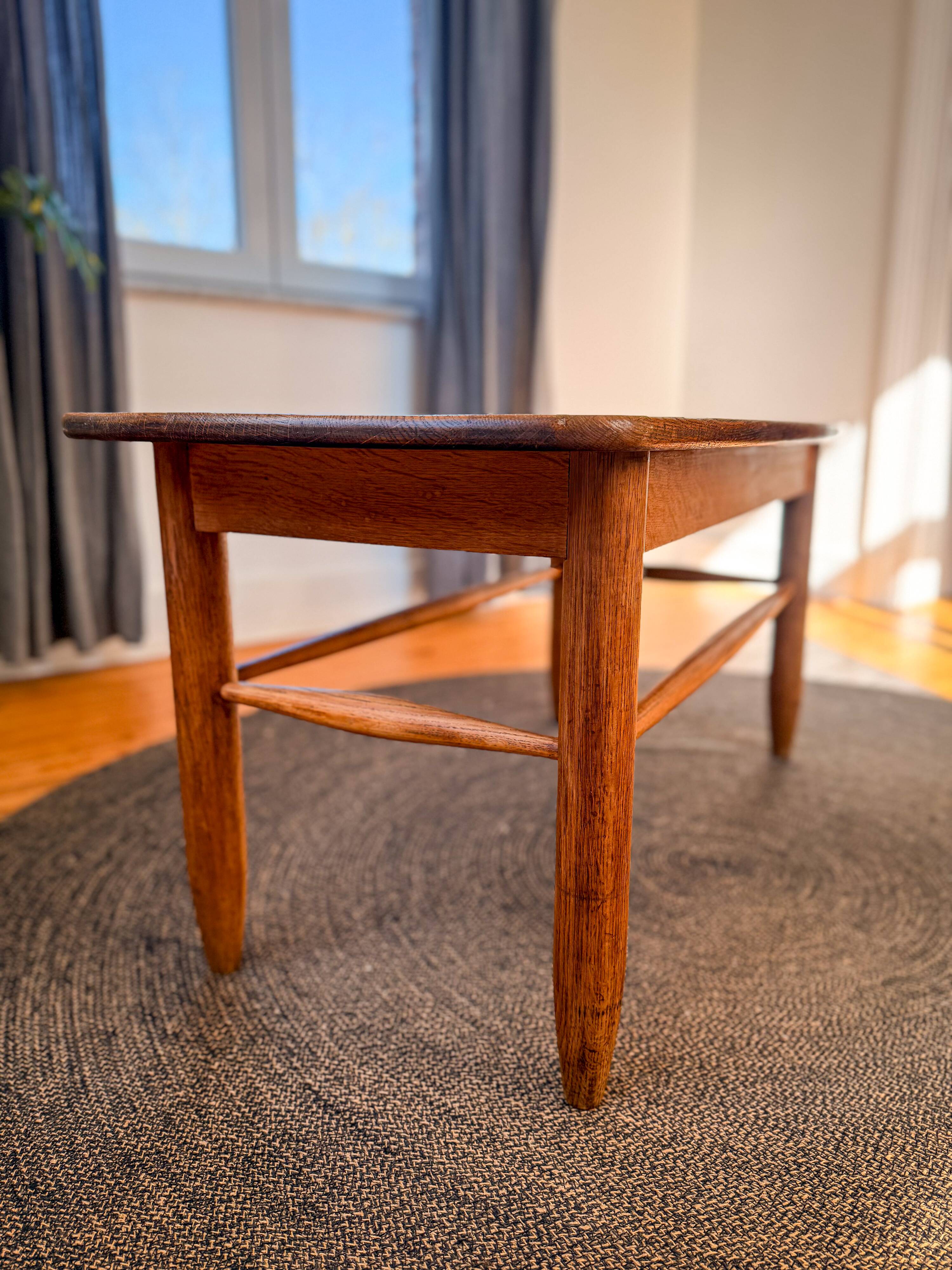 Vintage Scandinavian coffee table in solid oak - 1960s design - H50 cm