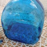 Carafe en verre bosselé bleu