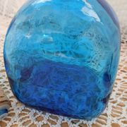 Carafe en verre bosselé bleu