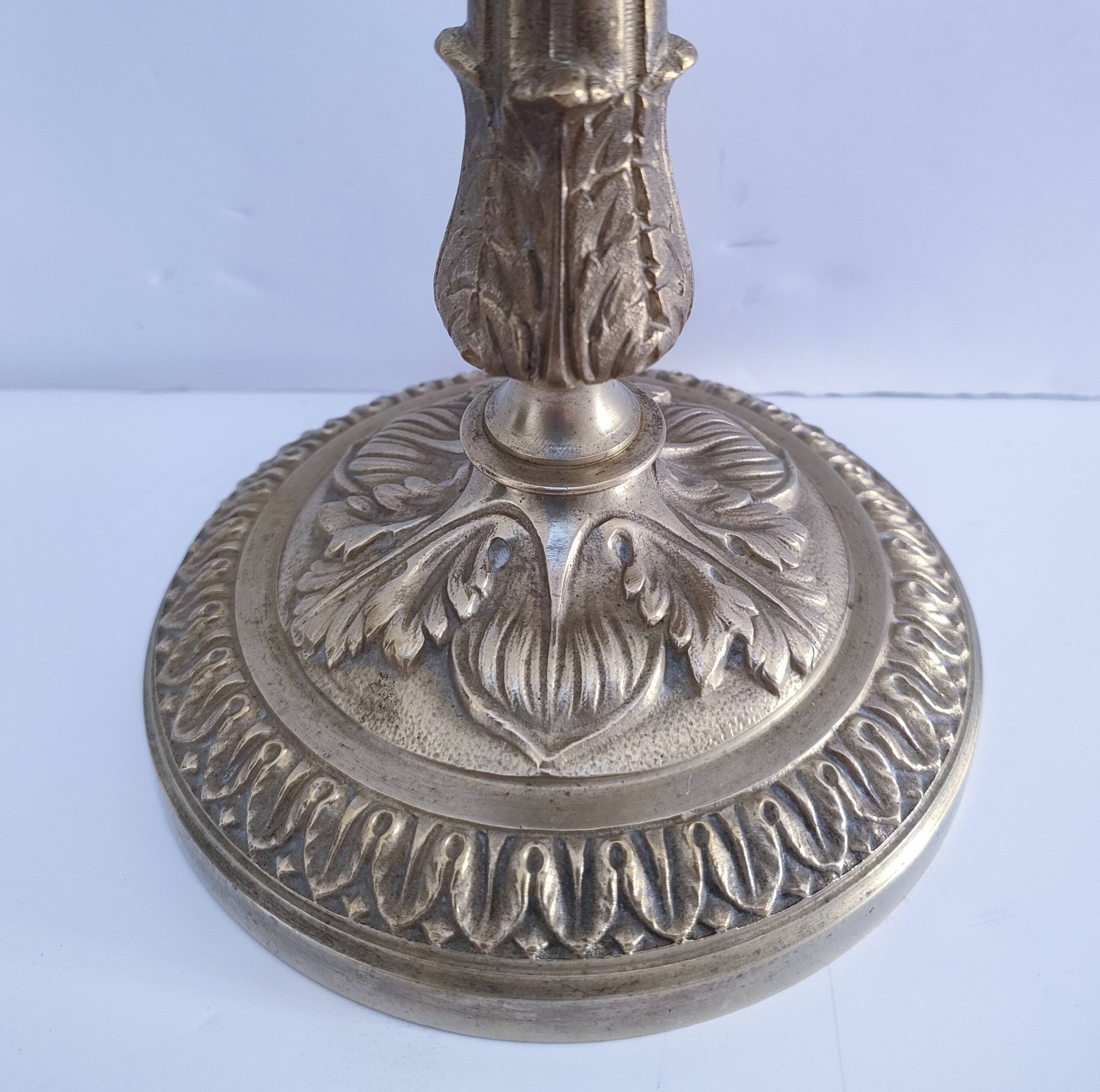 Pied de lampe bronze décor feuillagé