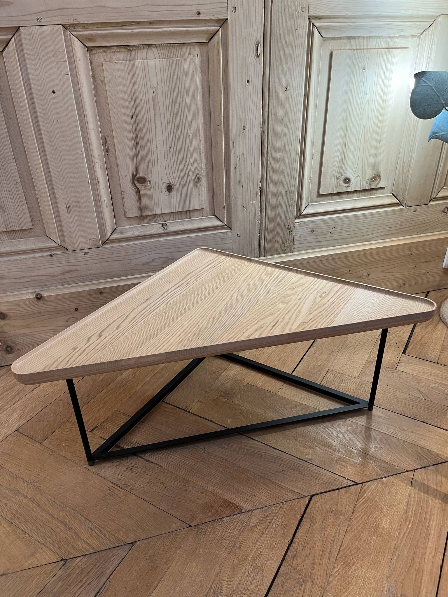 Table basse modèle « torei » designer luca nichetto éditeur cassina
