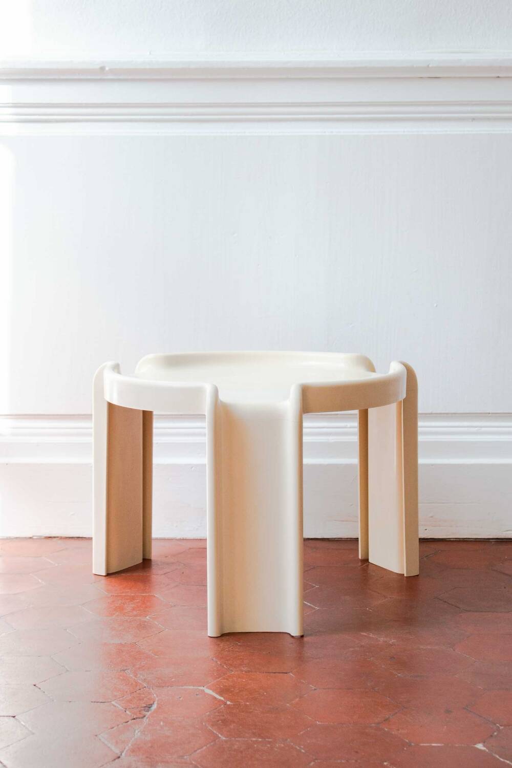 Kartell 4905 beige coffee table design by Giotto Stoppino