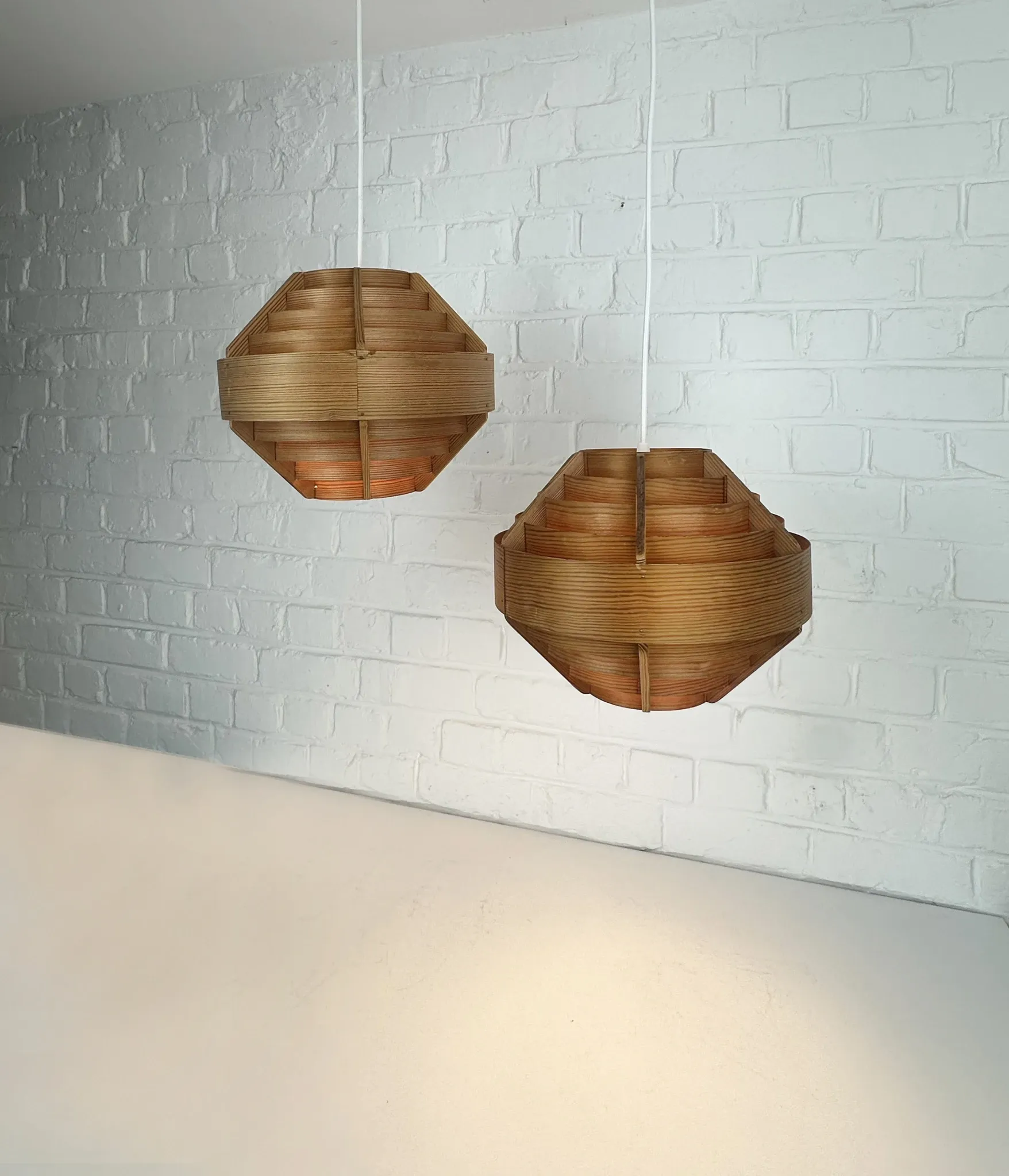 Pair of Hans-Agne Jakobsson pendant lights in pine veneer – AB Ellysett