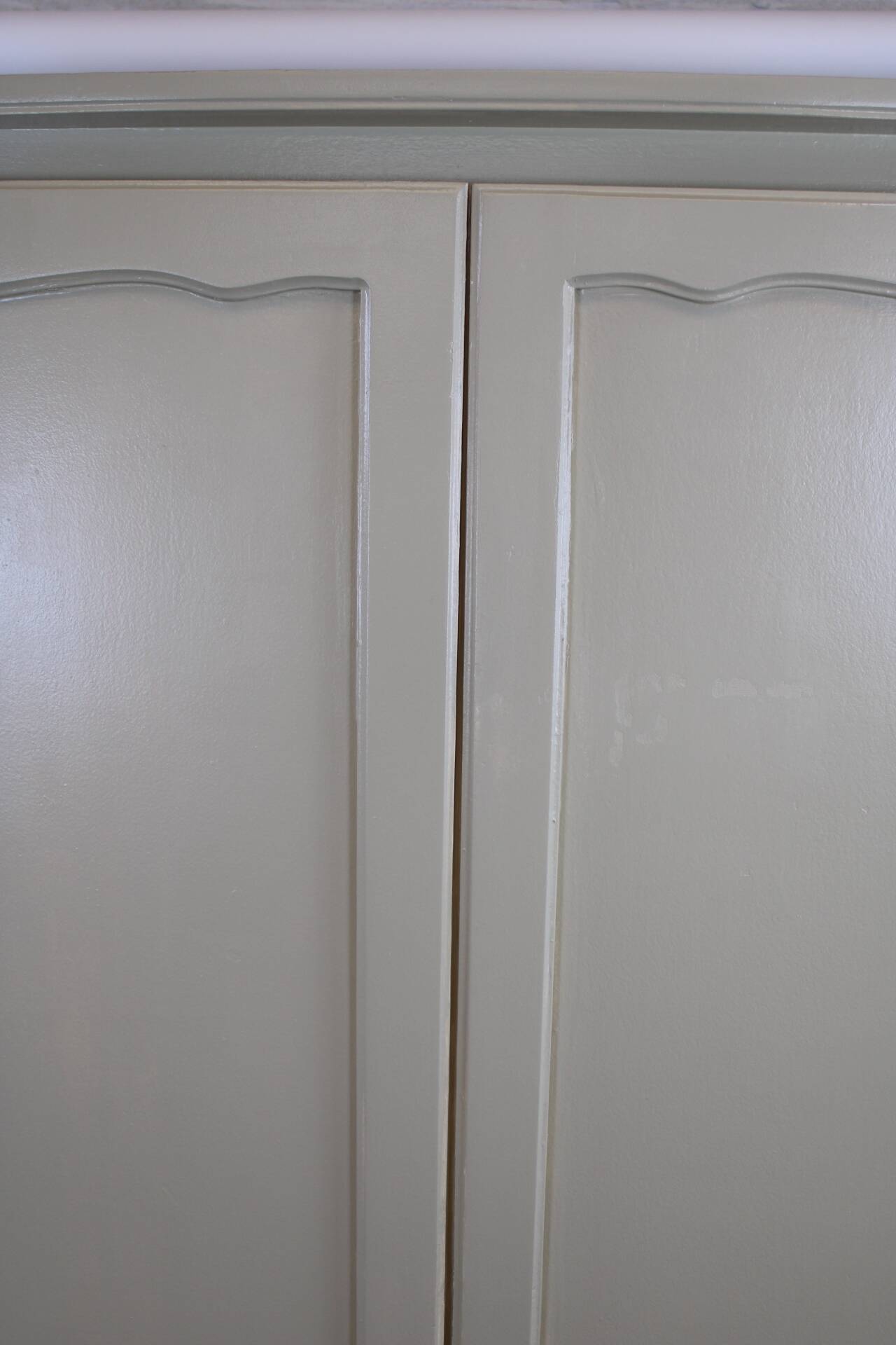 Armoire parisienne blanche avec penderie et étagères – France, années 1930