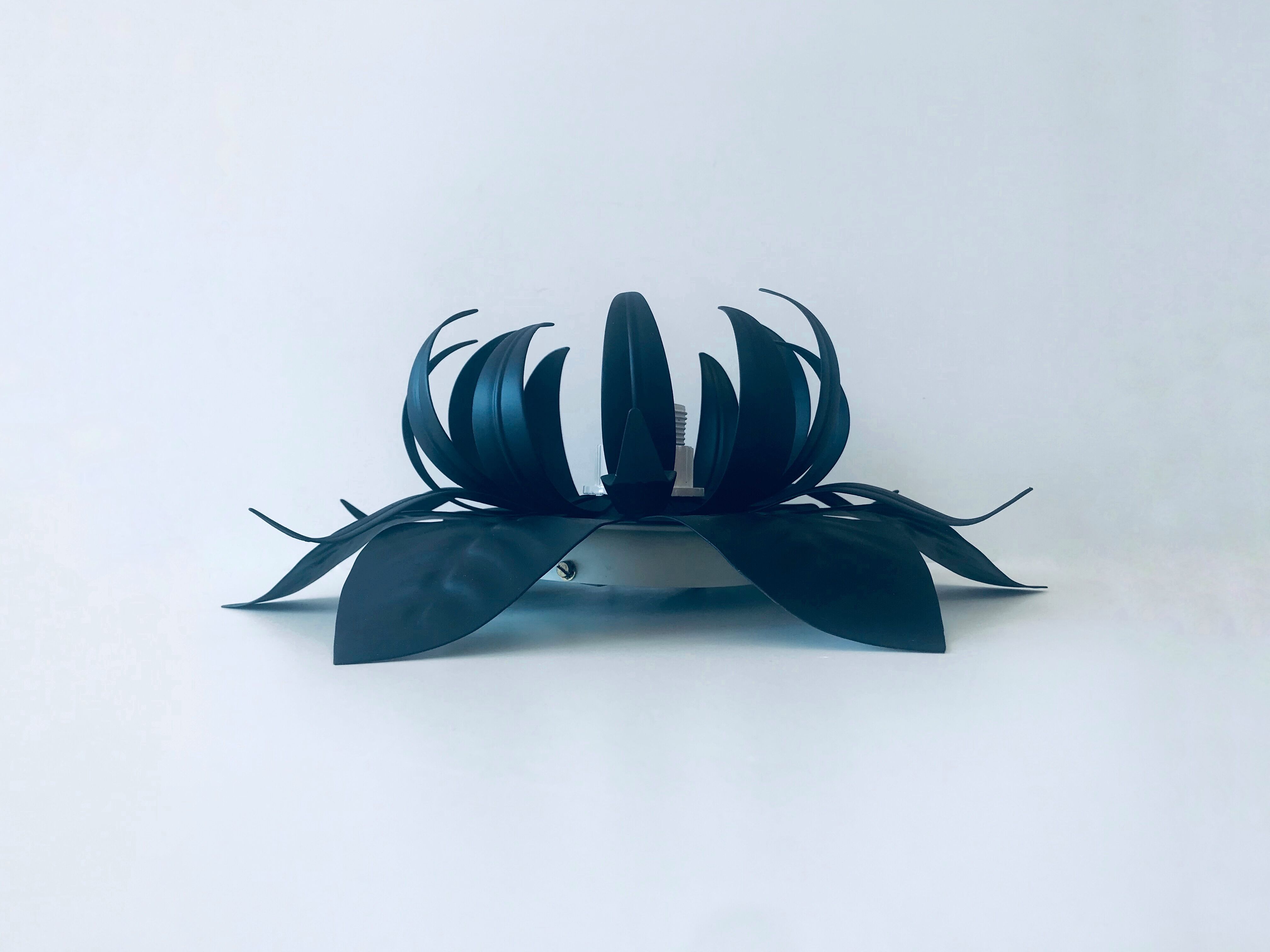 Black metal flower ceiling light