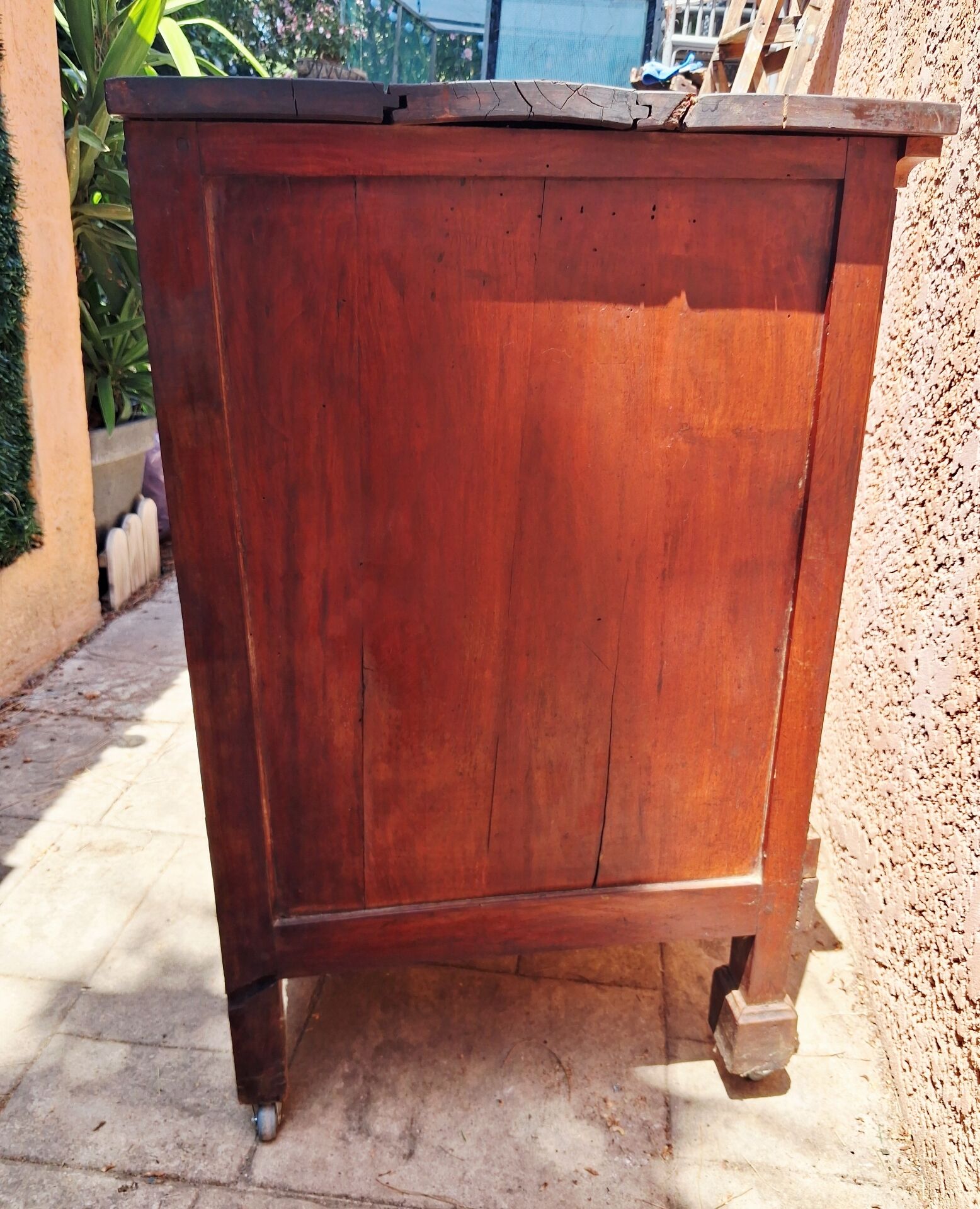 Mahogany chest of drawers