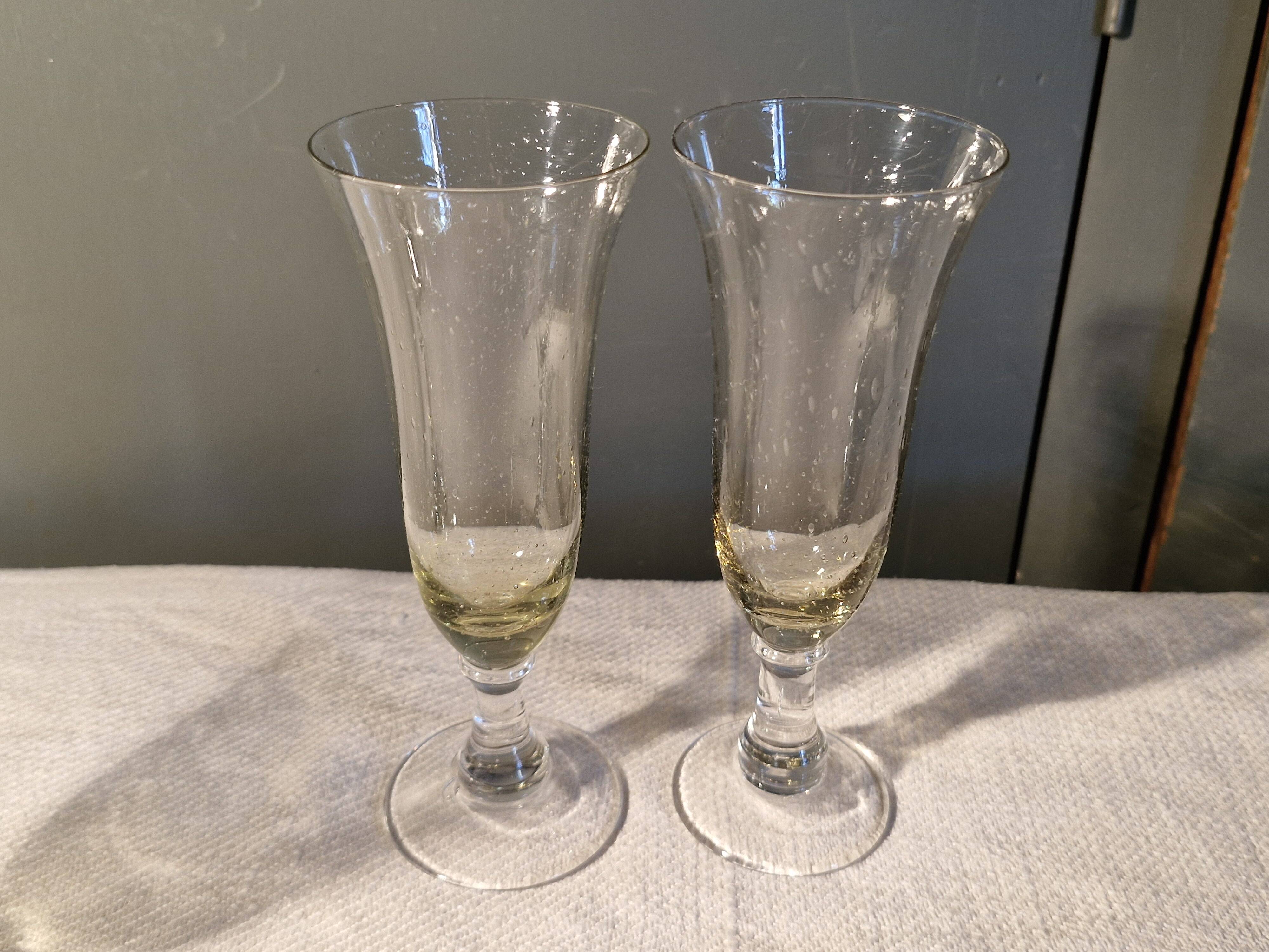 4 old blown glasses, 2 champagne flutes, 2 glasses