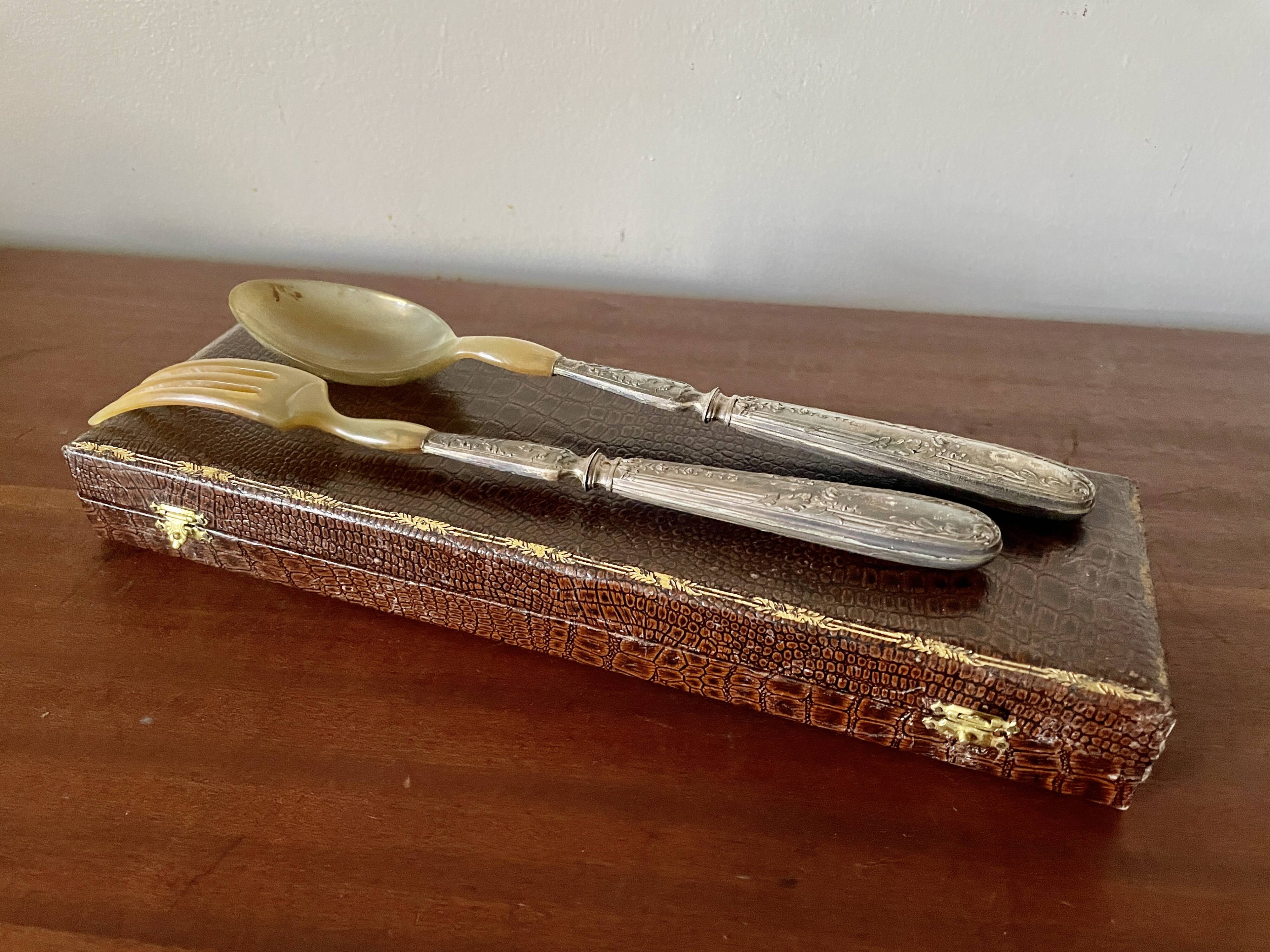 Horn and silver-plated salad cutlery, early 20th century.